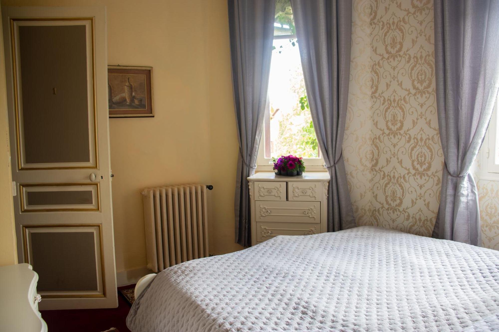 Le Pavillon De St Agnan Hotel Hautefort ภายนอก รูปภาพ